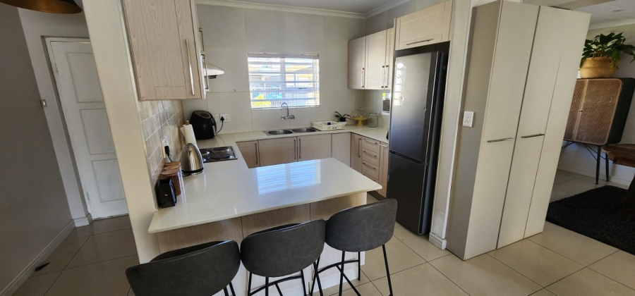 To Let 3 Bedroom Property for Rent in Uitzicht Western Cape